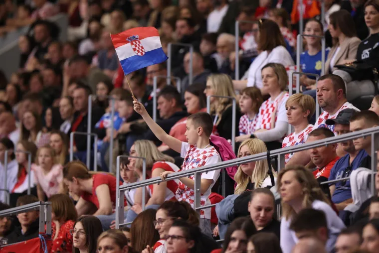 Tribine pune ljepote, glamura i poznatih lica: Evo tko je bio na utakmici Hrvatska - &Scaron;vicarska