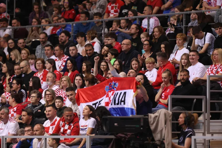 Tribine pune ljepote, glamura i poznatih lica: Evo tko je bio na utakmici Hrvatska - &Scaron;vicarska