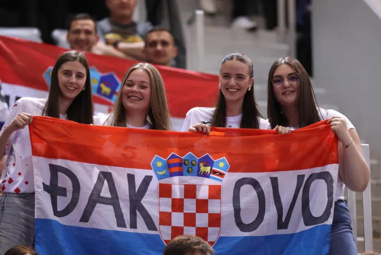 Tribine pune ljepote, glamura i poznatih lica: Evo tko je bio na utakmici Hrvatska - &Scaron;vicarska