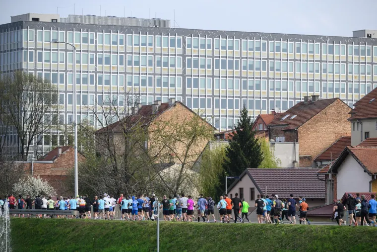 Tisuće ljudi jutros trčalo Zagrebom: Pogledajte atmosferu ispred NSK