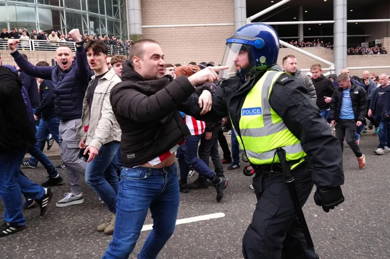 Sunderland slavio u žestokom derbiju kojemu su prethodili veliki navijački neredi