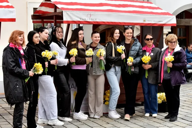 Plavokosa dama u bijelom pro&scaron;etala Varaždinom i ukrasila torbicu zanimljivim proljetnim dodatkom
