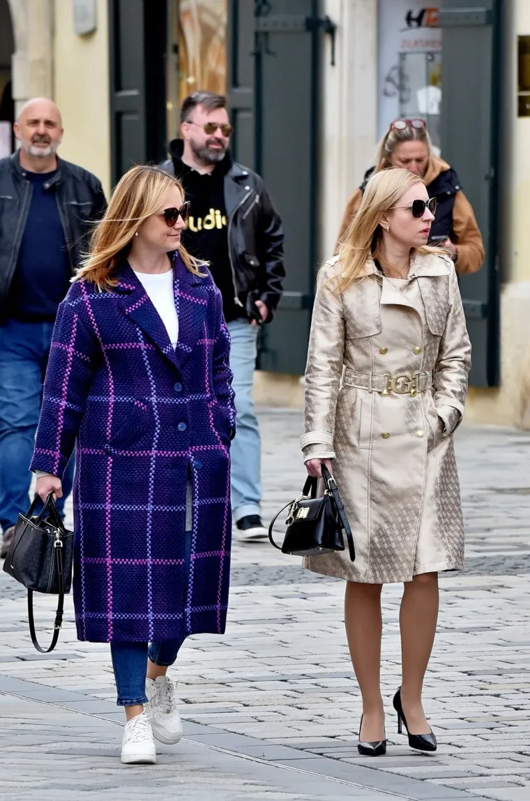 Plavokosa dama u bijelom pro&scaron;etala Varaždinom i ukrasila torbicu zanimljivim proljetnim dodatkom