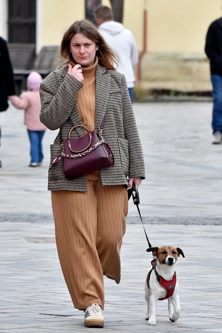 Plavokosa dama u bijelom pro&scaron;etala Varaždinom i ukrasila torbicu zanimljivim proljetnim dodatkom