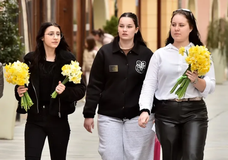 Plavokosa dama u bijelom pro&scaron;etala Varaždinom i ukrasila torbicu zanimljivim proljetnim dodatkom