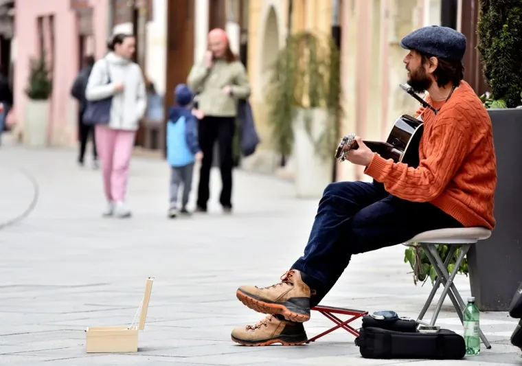 Plavokosa dama u bijelom pro&scaron;etala Varaždinom i ukrasila torbicu zanimljivim proljetnim dodatkom