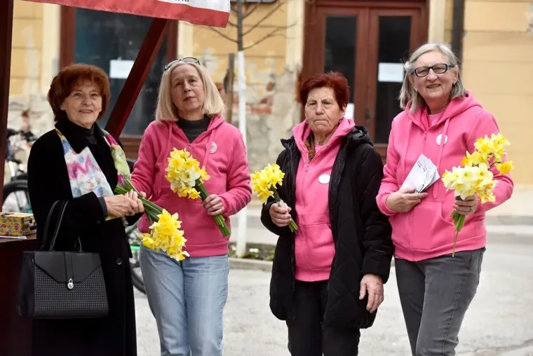 Plavokosa dama u bijelom pro&scaron;etala Varaždinom i ukrasila torbicu zanimljivim proljetnim dodatkom