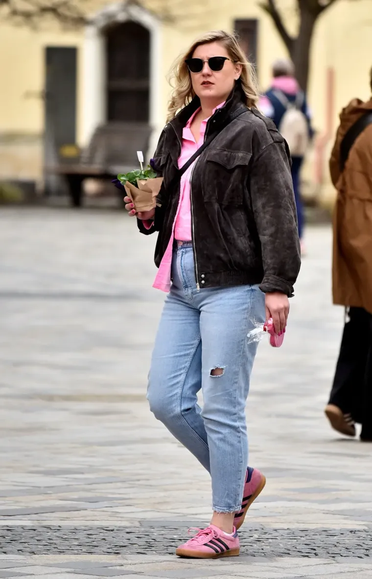 Plavokosa dama u bijelom pro&scaron;etala Varaždinom i ukrasila torbicu zanimljivim proljetnim dodatkom