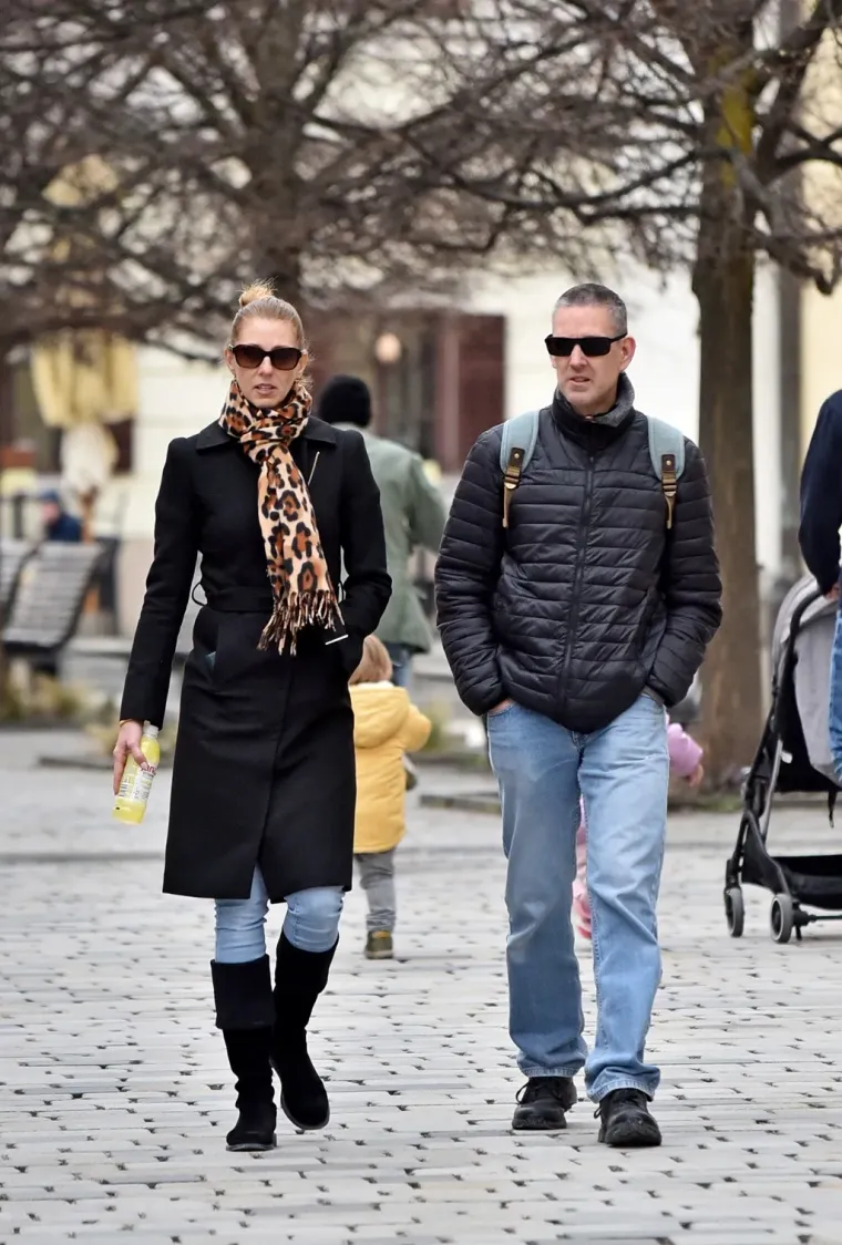 Plavokosa dama u bijelom pro&scaron;etala Varaždinom i ukrasila torbicu zanimljivim proljetnim dodatkom