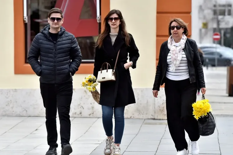 Plavokosa dama u bijelom pro&scaron;etala Varaždinom i ukrasila torbicu zanimljivim proljetnim dodatkom