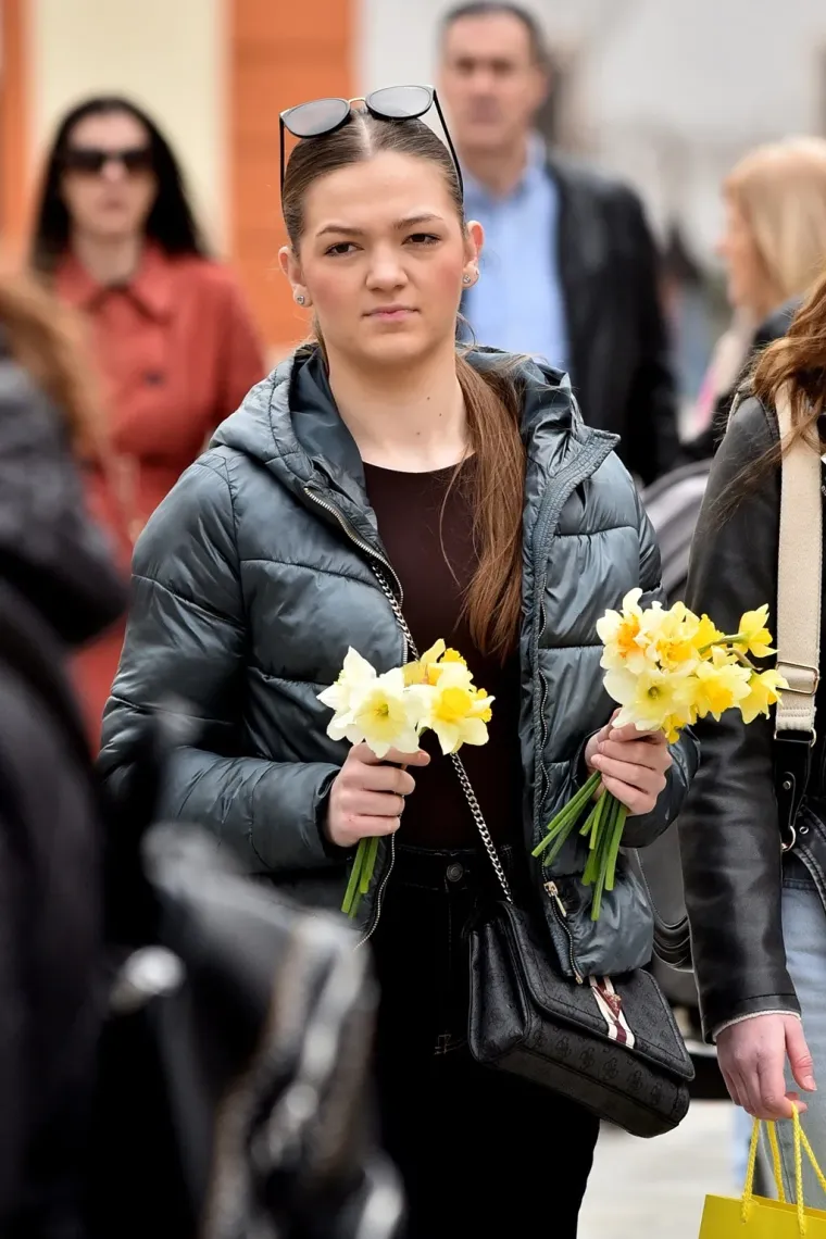 Plavokosa dama u bijelom pro&scaron;etala Varaždinom i ukrasila torbicu zanimljivim proljetnim dodatkom