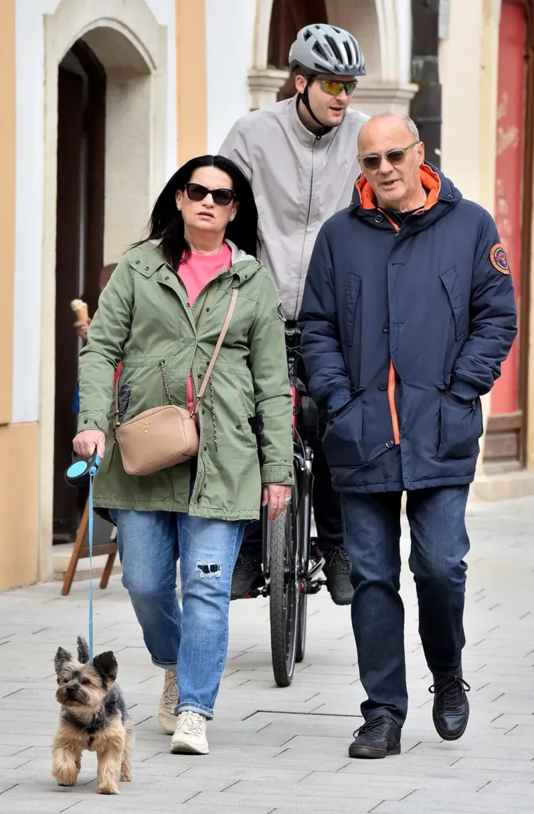 Plavokosa dama u bijelom pro&scaron;etala Varaždinom i ukrasila torbicu zanimljivim proljetnim dodatkom