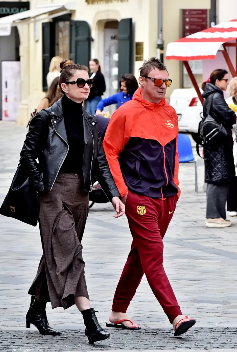 Plavokosa dama u bijelom pro&scaron;etala Varaždinom i ukrasila torbicu zanimljivim proljetnim dodatkom