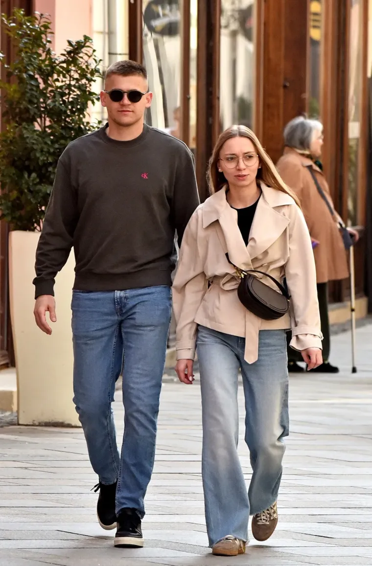 Plavokosa dama u bijelom pro&scaron;etala Varaždinom i ukrasila torbicu zanimljivim proljetnim dodatkom