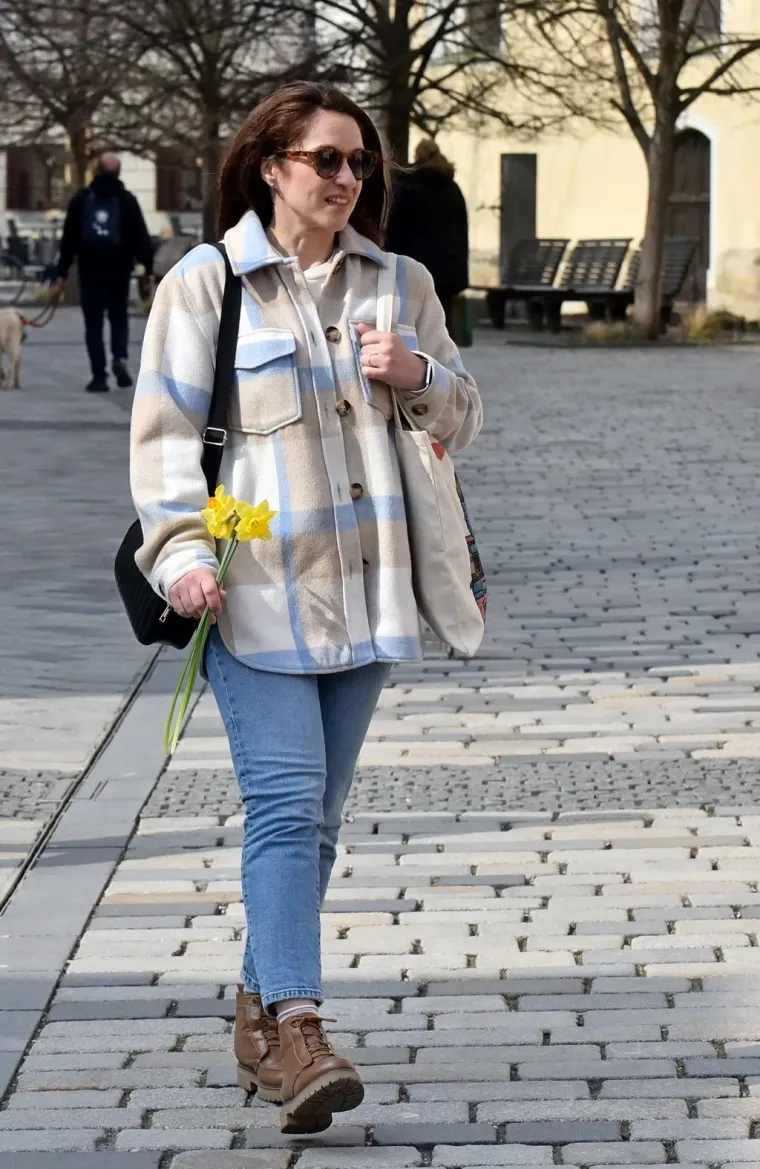 Plavokosa dama u bijelom pro&scaron;etala Varaždinom i ukrasila torbicu zanimljivim proljetnim dodatkom