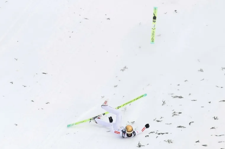 Scene koje lede krv u žilama! Mladi skakač izgubio svijest nakon stravičnog pada, pao je na glavu