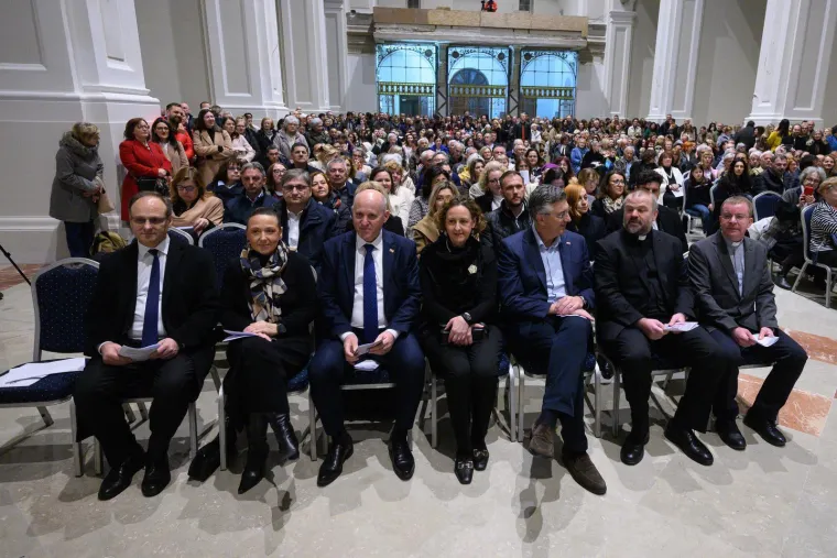 Plenković s troje ministara na koncertu u bazilici koja je prije &scaron;est godina bila uni&scaron;tena