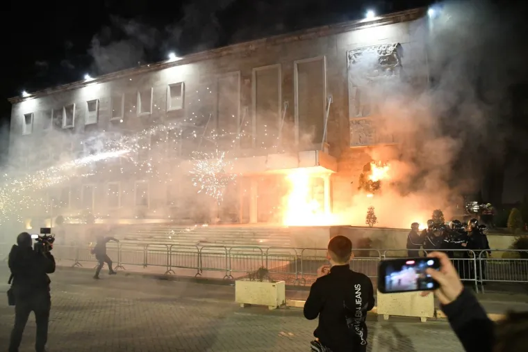 Molotovljevi kokteli i vatromet letjeli na Ured premijera: Eskalirali prosvjedi u Albaniji