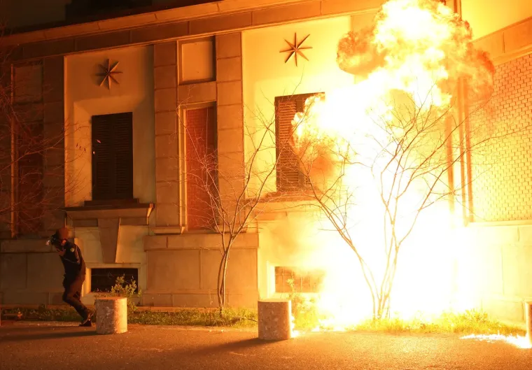 Molotovljevi kokteli i vatromet letjeli na Ured premijera: Eskalirali prosvjedi u Albaniji