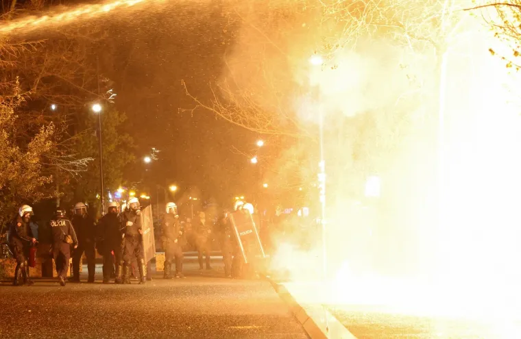 Molotovljevi kokteli i vatromet letjeli na Ured premijera: Eskalirali prosvjedi u Albaniji