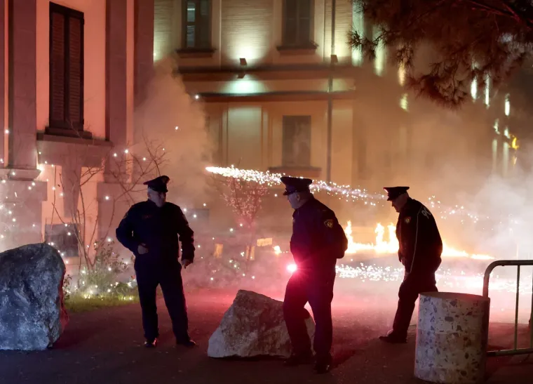 Molotovljevi kokteli i vatromet letjeli na Ured premijera: Eskalirali prosvjedi u Albaniji