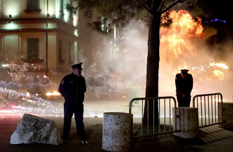 Molotovljevi kokteli i vatromet letjeli na Ured premijera: Eskalirali prosvjedi u Albaniji