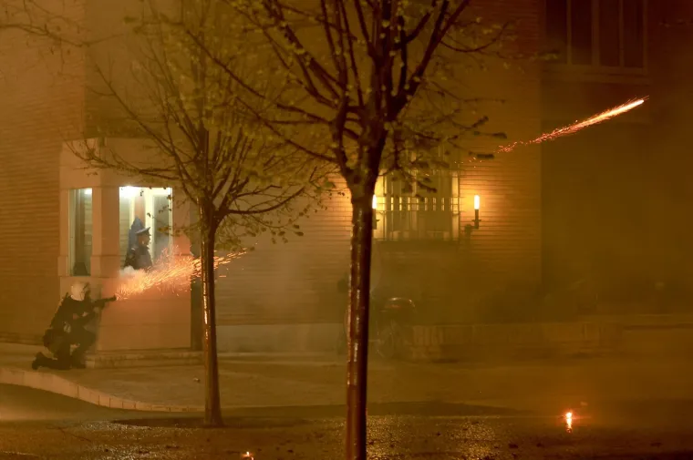 Molotovljevi kokteli i vatromet letjeli na Ured premijera: Eskalirali prosvjedi u Albaniji