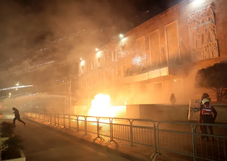 Molotovljevi kokteli i vatromet letjeli na Ured premijera: Eskalirali prosvjedi u Albaniji
