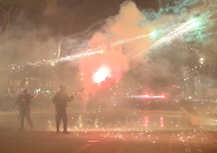 Molotovljevi kokteli i vatromet letjeli na Ured premijera: Eskalirali prosvjedi u Albaniji