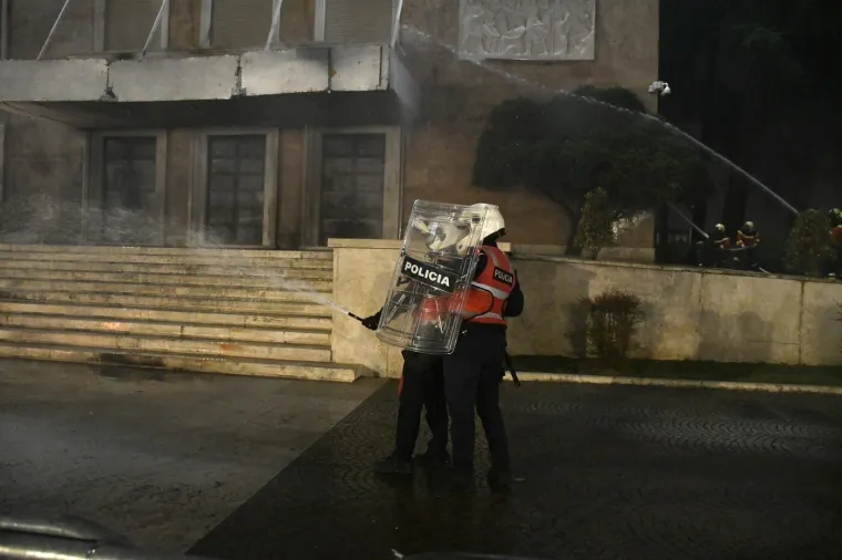 Molotovljevi kokteli i vatromet letjeli na Ured premijera: Eskalirali prosvjedi u Albaniji