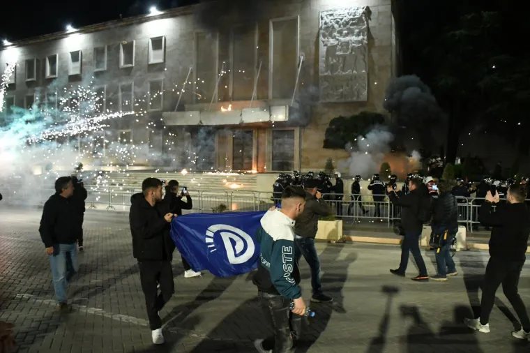 Molotovljevi kokteli i vatromet letjeli na Ured premijera: Eskalirali prosvjedi u Albaniji