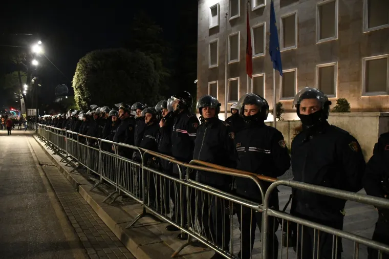 Molotovljevi kokteli i vatromet letjeli na Ured premijera: Eskalirali prosvjedi u Albaniji