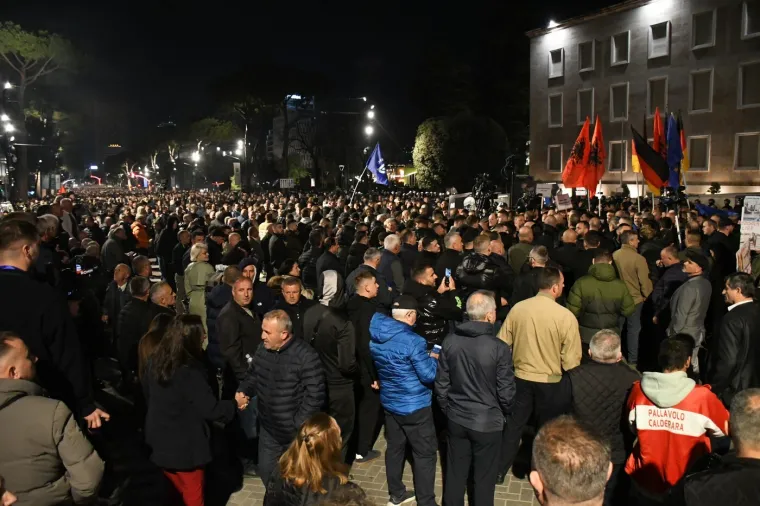 Molotovljevi kokteli i vatromet letjeli na Ured premijera: Eskalirali prosvjedi u Albaniji