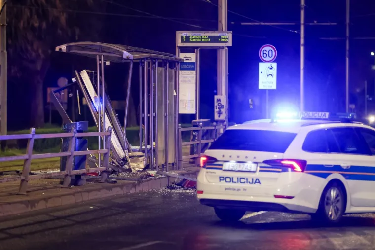 Ženu udarili dijelovi stanice, ozlijeđen i vozač BMW-a: Doznajemo detalje nesreće u Zagrebu