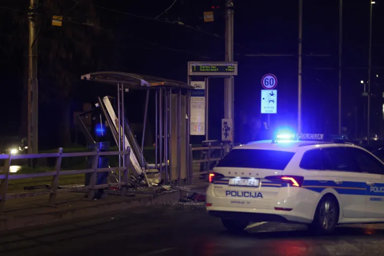 Ženu udarili dijelovi stanice, ozlijeđen i vozač BMW-a: Doznajemo detalje nesreće u Zagrebu