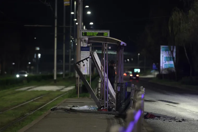 Ženu udarili dijelovi stanice, ozlijeđen i vozač BMW-a: Doznajemo detalje nesreće u Zagrebu