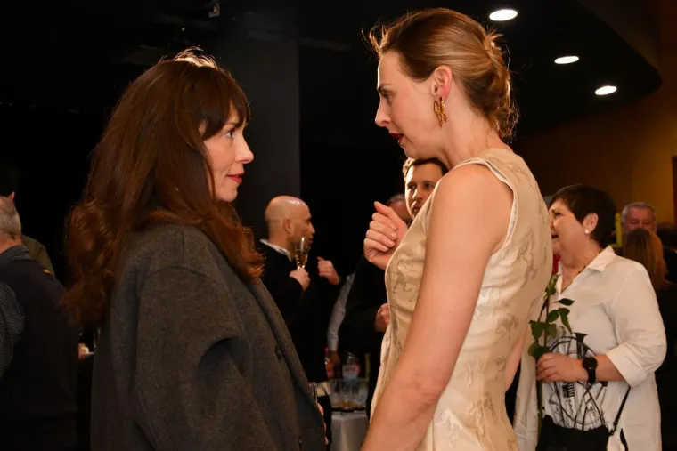 Domaći glumci se okupili u ZKM-u, a svi su gledali novi imidž Bojane Gregorić Vejzović