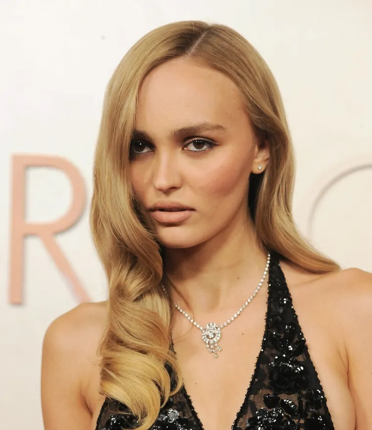 Kakva ljepotica: Kći Johnnyja Deppa postala je seks simbol i godinama je u vezi sa ženom