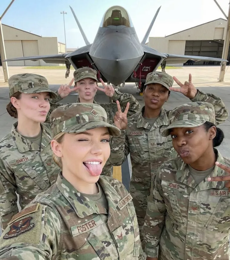 Svima je upala u oko lijepa vojnikinja koja korača uz Trumpa, istina o njoj itekako je uznemirujuća