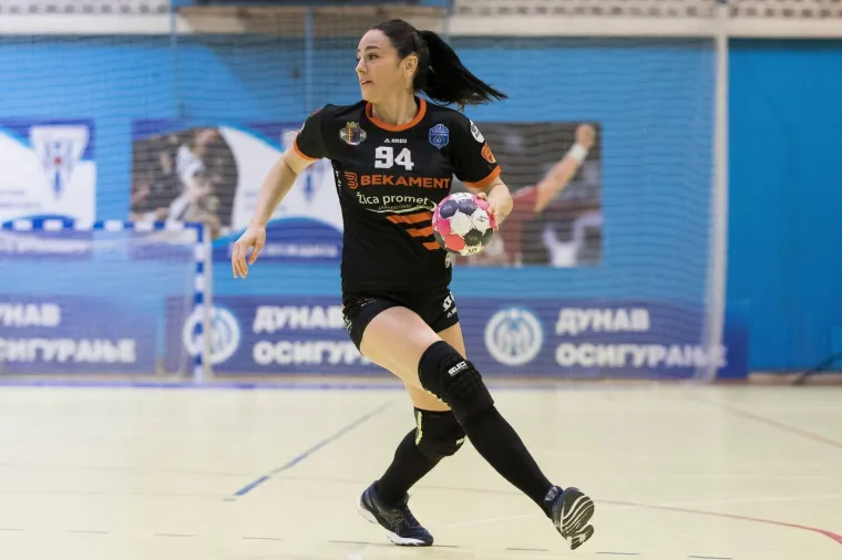 Sara dobiva svakakve poruke od poznatih osoba: Izbacili je iz stana jer je odbila sina važne osobe