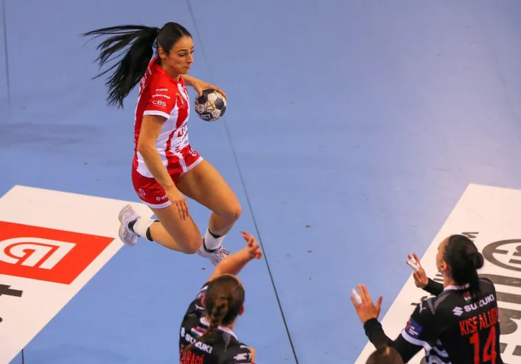 Sara dobiva svakakve poruke od poznatih osoba: Izbacili je iz stana jer je odbila sina važne osobe