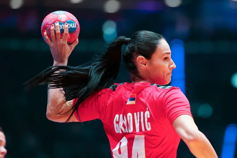 Sara dobiva svakakve poruke od poznatih osoba: Izbacili je iz stana jer je odbila sina važne osobe