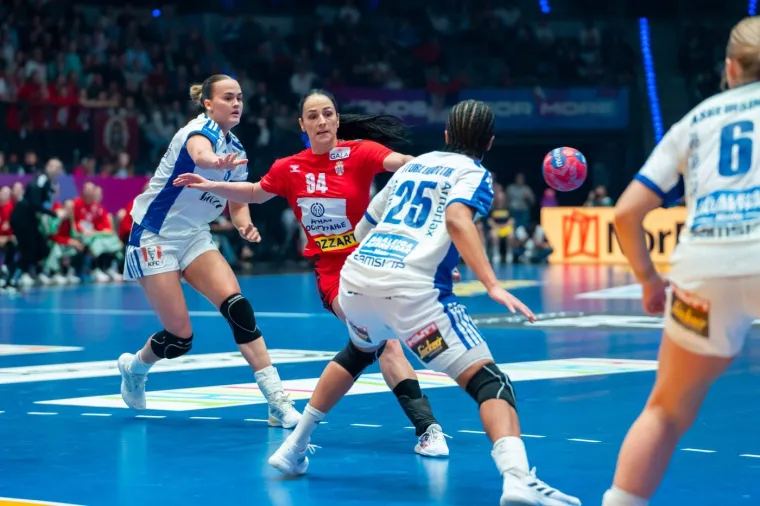 Sara dobiva svakakve poruke od poznatih osoba: Izbacili je iz stana jer je odbila sina važne osobe