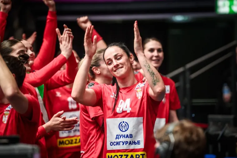 Sara dobiva svakakve poruke od poznatih osoba: Izbacili je iz stana jer je odbila sina važne osobe