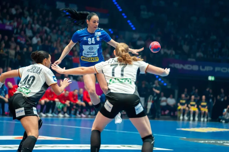 Sara dobiva svakakve poruke od poznatih osoba: Izbacili je iz stana jer je odbila sina važne osobe