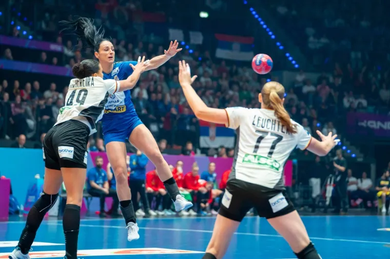 Sara dobiva svakakve poruke od poznatih osoba: Izbacili je iz stana jer je odbila sina važne osobe