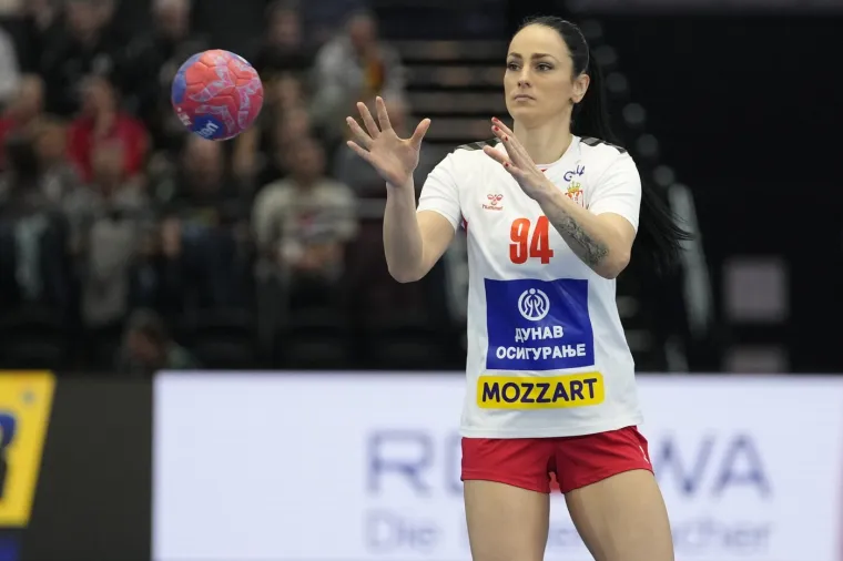 Sara dobiva svakakve poruke od poznatih osoba: Izbacili je iz stana jer je odbila sina važne osobe