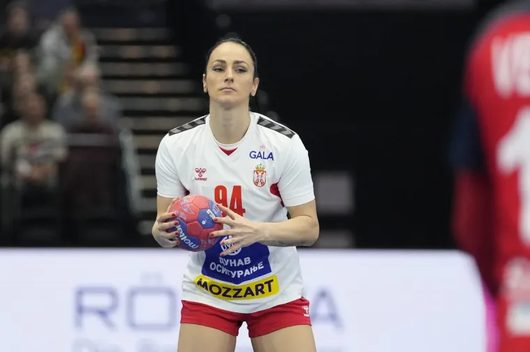 Sara dobiva svakakve poruke od poznatih osoba: Izbacili je iz stana jer je odbila sina važne osobe