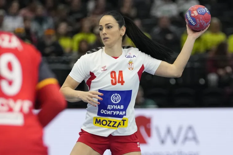 Sara dobiva svakakve poruke od poznatih osoba: Izbacili je iz stana jer je odbila sina važne osobe