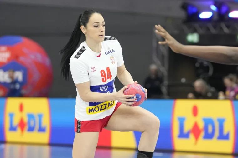 Sara dobiva svakakve poruke od poznatih osoba: Izbacili je iz stana jer je odbila sina važne osobe